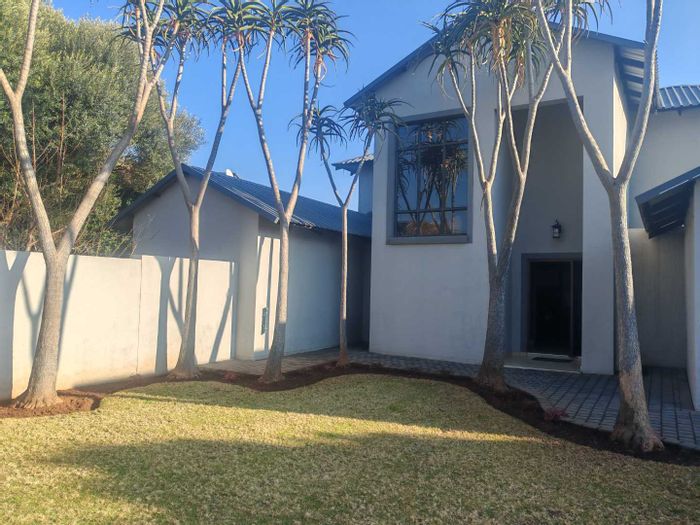 Eldo Meadows House For Sale: 4 beds, tennis court, pool, air-conditioned living.