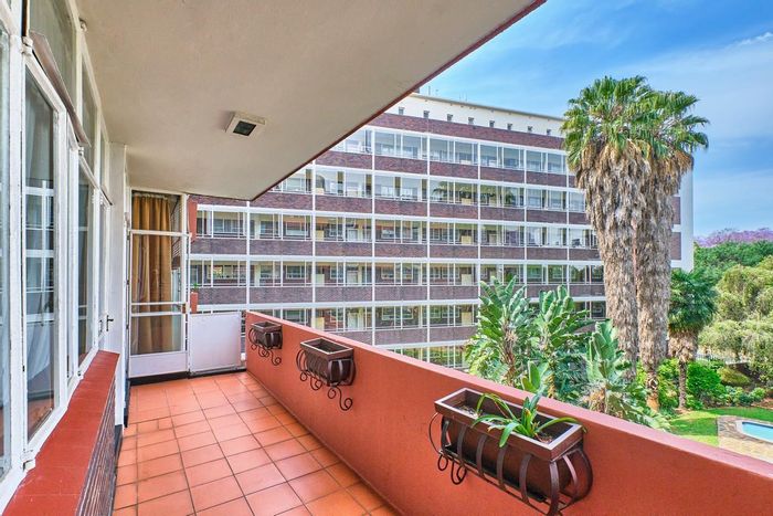 Killarney Apartment For Sale: 3 beds, pool view, 24-hour security, close to amenities.