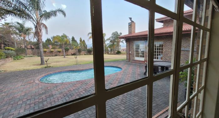 Aviary Hill House For Sale: Pool, entertainment area, 4 bedrooms, 3 garages.