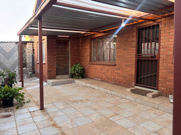 3-Bedroom House in Mamelodi East For Sale: Includes furniture, double garage, secure yard.