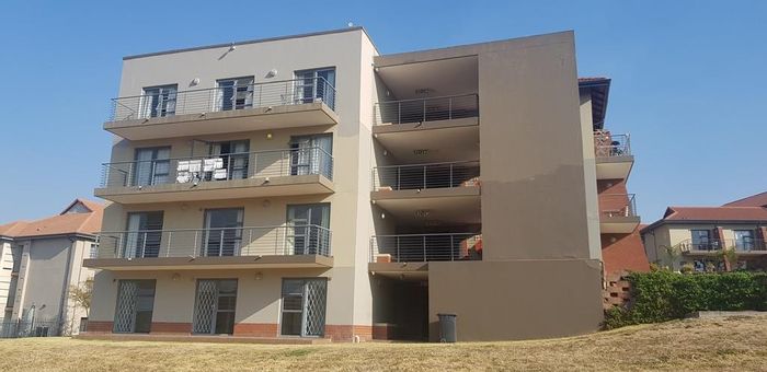 Ruimsig Apartment To Rent: 24-hour security, young community, private ownership.