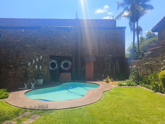 Property #2424574, Townhouse Rental Monthly in Weavind Park