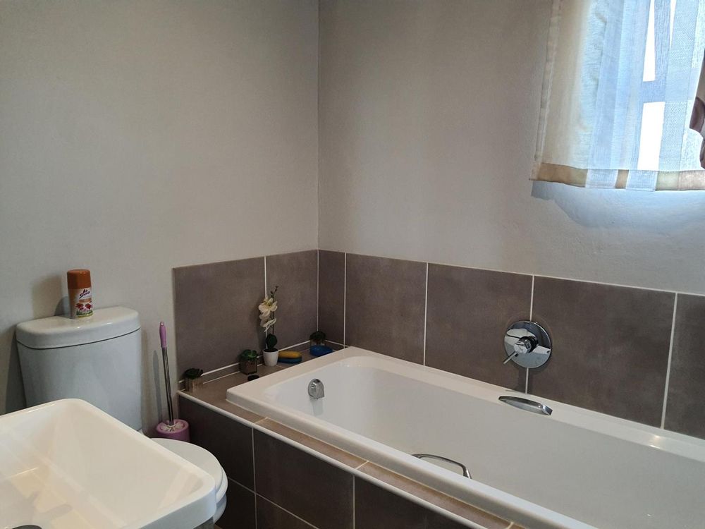 2nd bathroom with bath tub