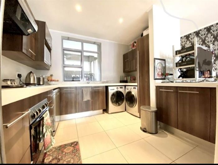 Houghton Estate Apartment To Rent: 2 beds, secure complex, balcony, close to amenities.