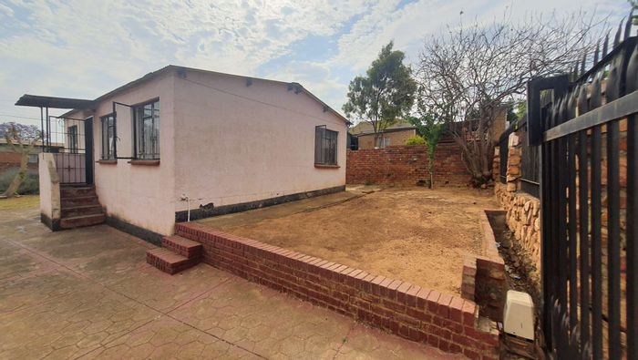 Eersterust House For Sale: 2-bed, spacious yard, outdoor storage, great investment.