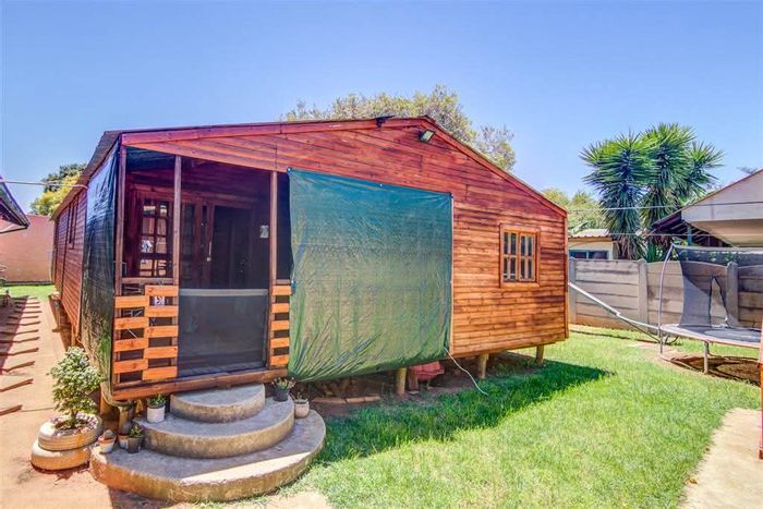 Cottage To Rent in Birch Acres: 2 bedrooms, private patio, fiber-ready, ample parking.