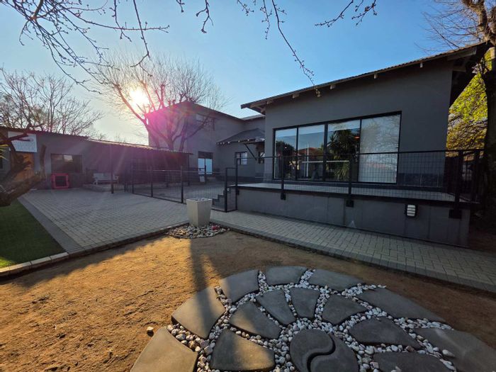 Northmead House For Sale: 4 en-suite bedrooms, large kitchen, 5-car garage.