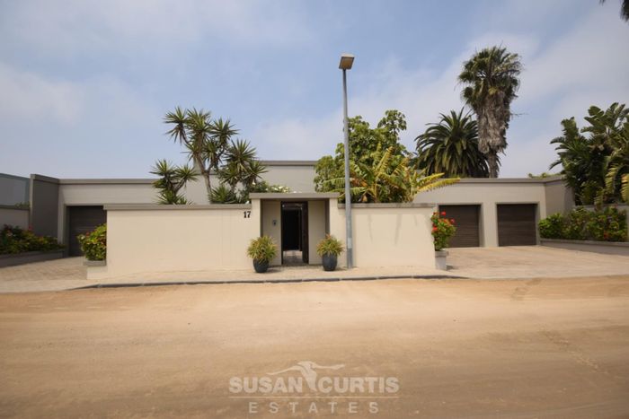 Vineta House For Sale: Spacious living, guest flats, large garden, and security features.