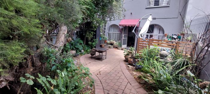 For Sale: Townhouse in Verwoerdpark with 3 bedrooms, private garden, and secure parking.