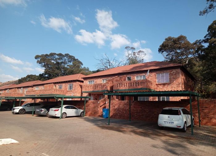 For Sale: Townhouse in Amandasig with 2 beds, secure complex, close to amenities.