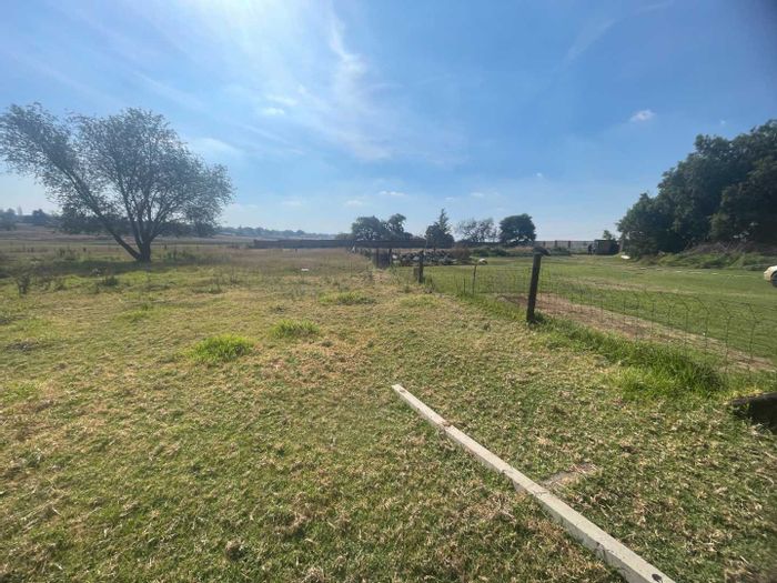 Sundra Small Holding For Sale: 5 Bedrooms, Flat, Borehole, Expansive Grounds.