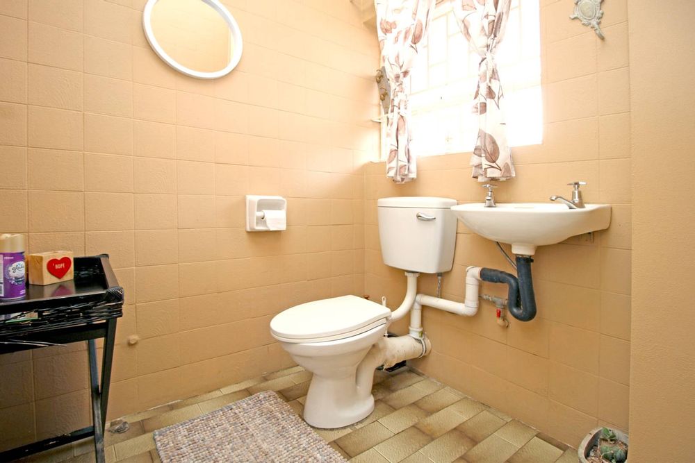 GUEST BATHROOM DOWNSTAIRS 