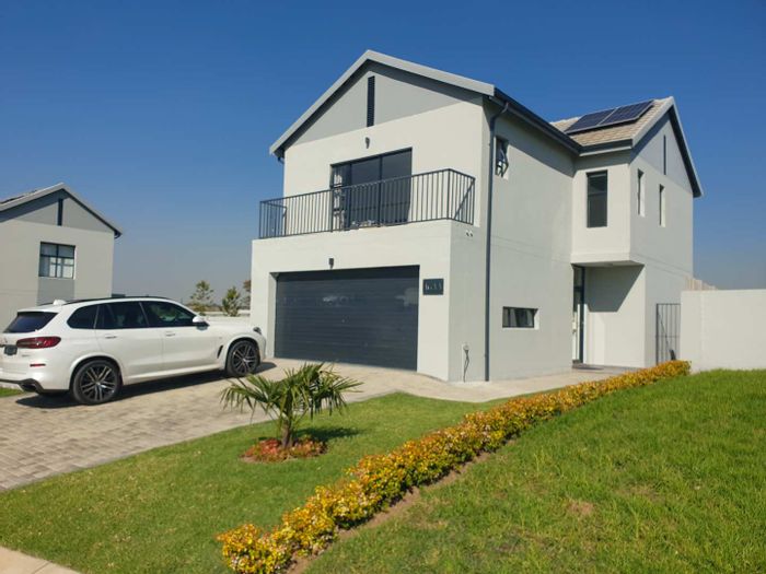 House for Sale in Knopjeslaagte AH: 3 beds, enclosed yard, double garage.