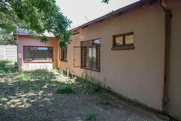 For Sale: House in Villiers Central with 3 bedrooms, spacious yard, and parking.