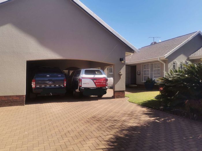 House for Sale in Vanderbijlpark South East 2: 3 beds, pool, garage, office.