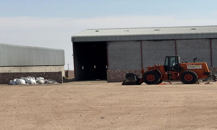 Industrial Property For Sale in Arandis Central: 14,788 m² with ample parking.