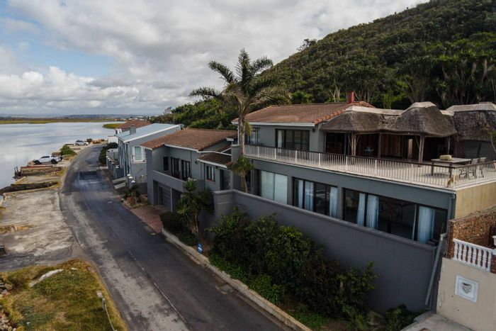 House For Sale in Amsterdamhoek: 5 bedrooms, 3 bathrooms, private jetty, entertainment area.