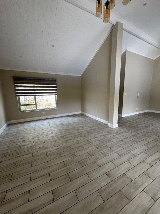 House to rent in Ludwigsdorf: 4 beds, pool, flat, triple garage, security.