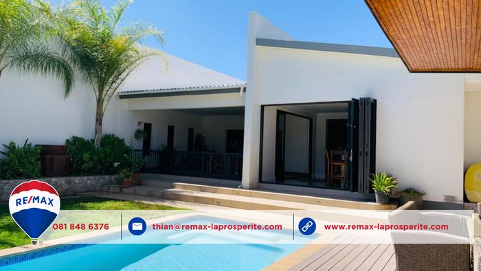 For Sale: Spacious 5-Bedroom House in Otjiwarongo Central with Pool and Flat.