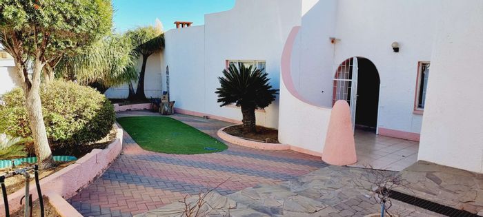 Dorado Park House for Sale: Spacious Home with Entertainment Area, Double Garage, Outside Room