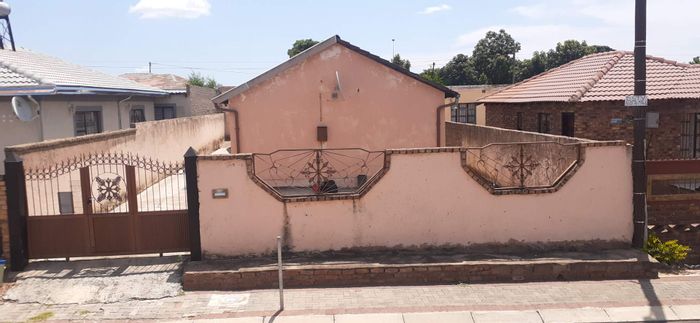 5-Bedroom House in Soshanguve Ext For Sale, includes outside rooms and garage.