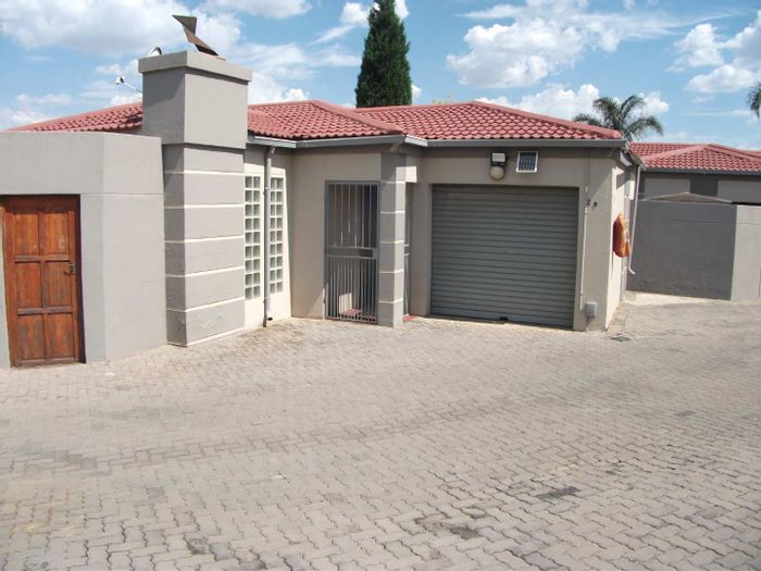 Meyersdal Townhouse For Sale: 4 beds, pool, braai, 24hr security, leased until 2026.