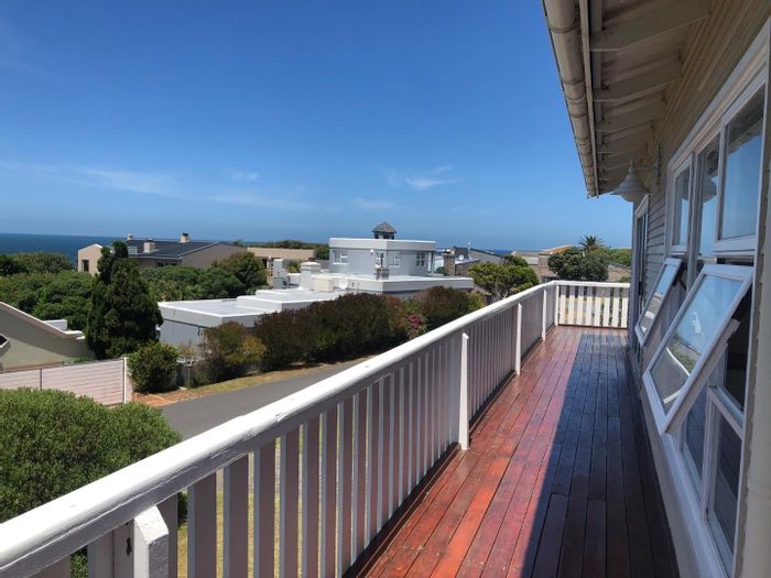 Furnished house for rent in Vermont: pet-friendly, sea views, study, security.