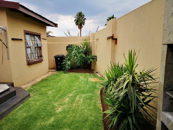 Liefde En Vrede Cluster For Sale: 3 Bedrooms, Private Garden, Jacuzzi, Garage.