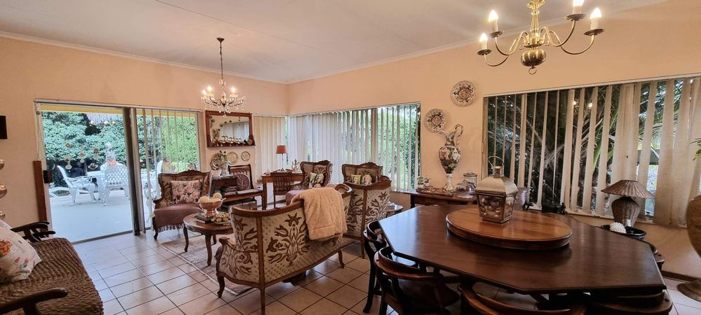Dining and lounge