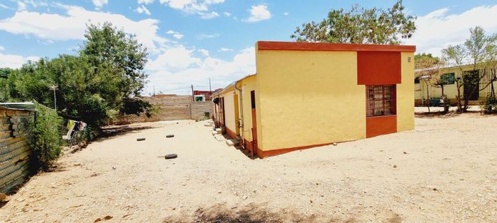 For Sale: Wanaheda House with 3 units, large yard, and expansion potential.