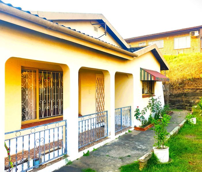 Avoca House For Sale: 5 bedrooms, double garage, secure cul-de-sac living.