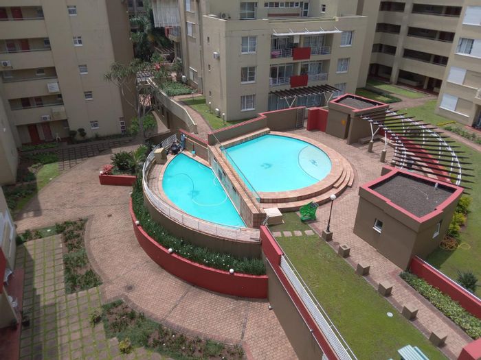 Umhlanga Ridge Apartment For Sale: 2 beds, 24-hour security, near Gateway Theatre.
