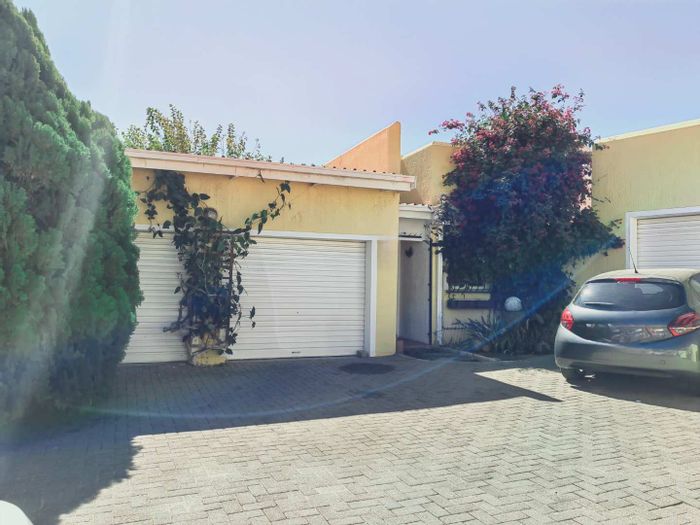 Townhouse to Rent in Ludwigsdorf: 2 beds, 2 baths, large yard, double garage.