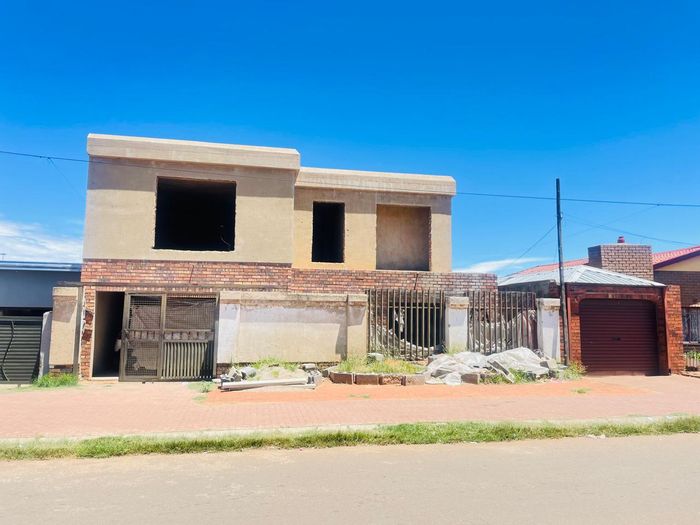 Investment House for Sale in Tladi: Income potential with outside rooms and spacious yard.