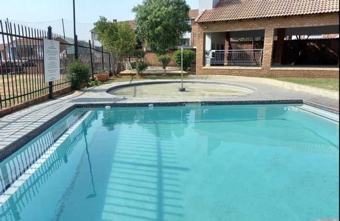 Vorna Valley Apartment To Rent: 2 beds, pool, braai area, secure living.