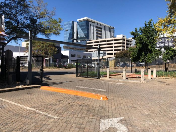 Retail space to rent in Menlyn Piazza, 24-hour security, backup power, prime location.