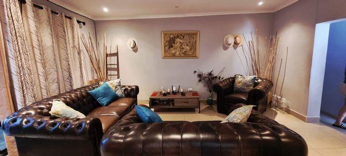 Dorado Park House For Sale: 4 beds, 3 baths, entertainment area, plus flat.