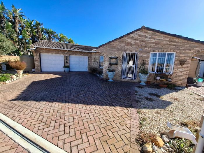 For Sale: Spacious Summerstrand house with pool, garden, and double garage.