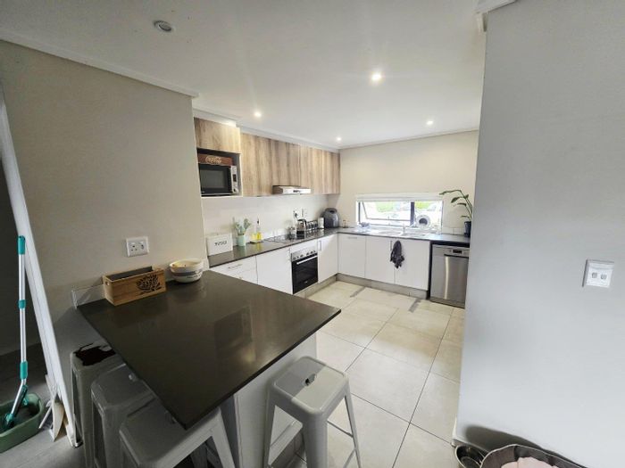 Hillcrest Central Apartment To Rent: 3 beds, pool access, pet-friendly, secure living.