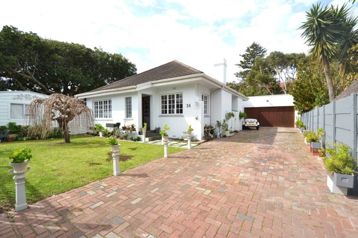 Plumstead House For Sale: 3 beds, double garage, pool, borehole, and Wendy house.