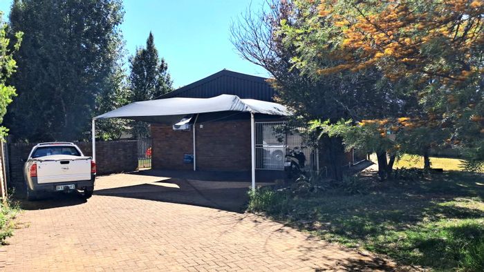 Fichardt Park House For Sale: Four bedrooms, lapa, built-in braai, versatile spaces.