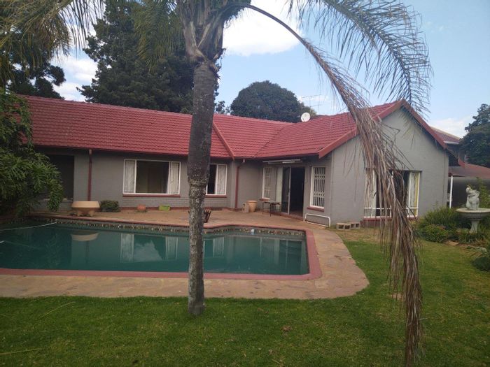 Property #2154685, House for sale in Van Riebeeck Park