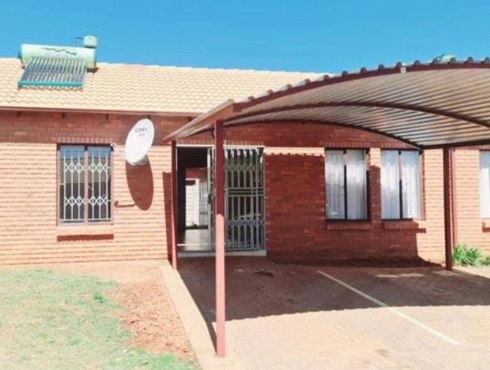 Property #2156023, Townhouse For Sale in The Orchards