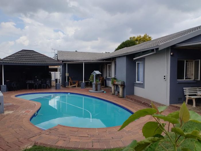 For Sale: Spacious Verwoerdpark House with pool, entertainment area, and solar system.