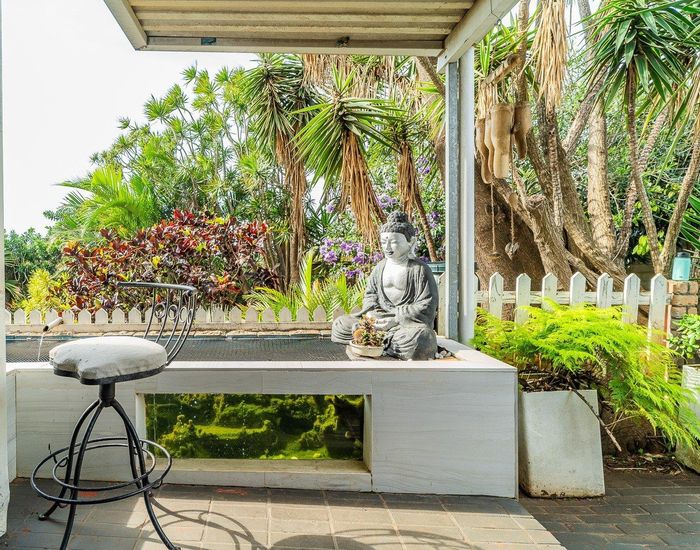 For Sale: Avoca House with 4 bedrooms, pool, studio apartment, and ample parking.