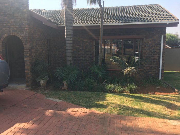 Rooihuiskraal House For Sale: 4 bedrooms, entertainment areas, braai, and security features.