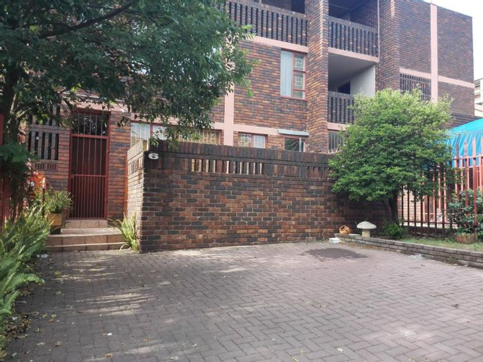 For Sale: 3-Bedroom Apartment in Windsor, near Cresta Mall, with garden and garage.
