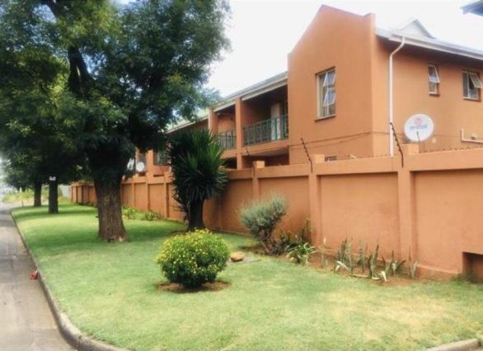 Boksburg Central Apartment For Sale: Two-bedroom flat with functional layout and convenient access.