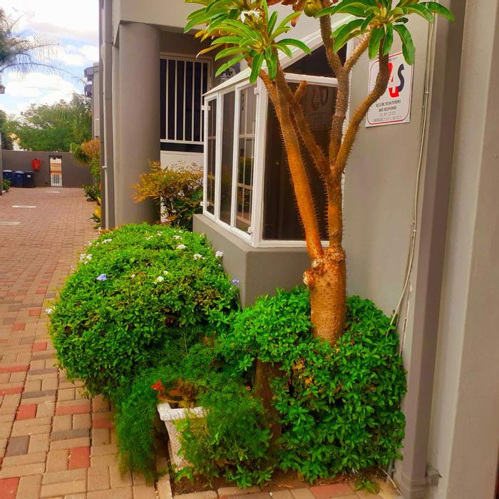 For Sale: Townhouse in Pioniers Park, 3 beds, 2 baths, near shops and schools.