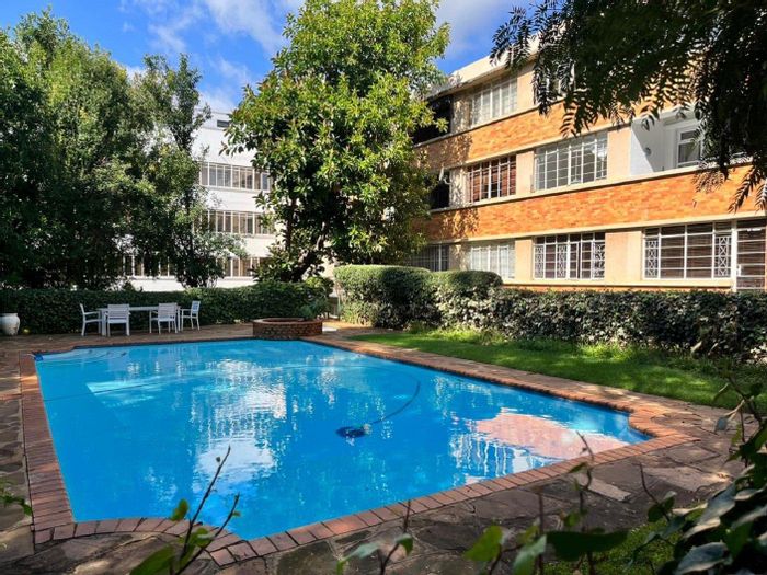 Illovo Apartment To Rent: 2 Bedrooms, pool, security, garden, near amenities.